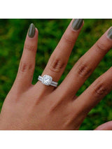 Fashionable silver zinc alloy couple rings with rhinestone diamonds on hand