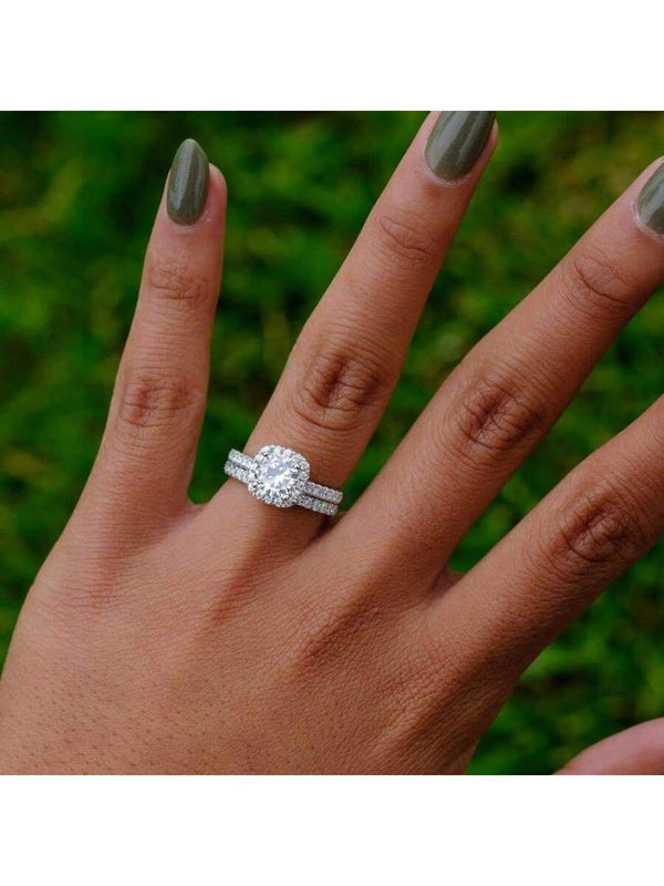 Fashionable silver zinc alloy couple rings with rhinestone diamonds on hand